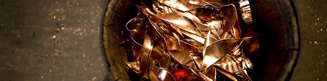 سیر نزولی قیمت فلز سرخ در ماه جاری و رشد موجودی انبارها