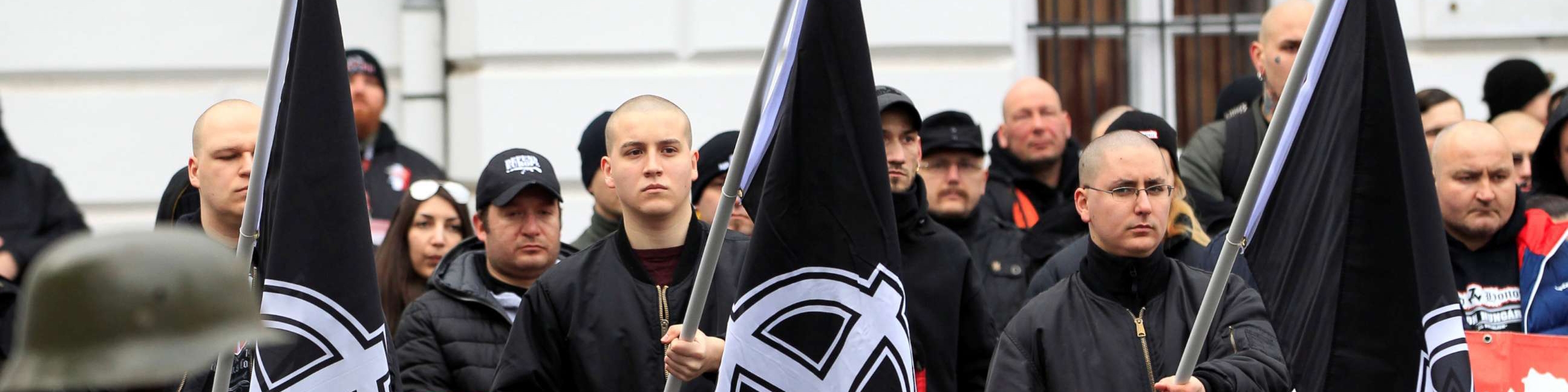 نئـونـازی‌ها اسلحه به دست گرفتند