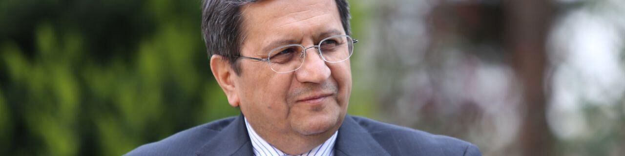 همتی: استفاده اجباری از رمز پویا در حال حاضر مقدور نیست