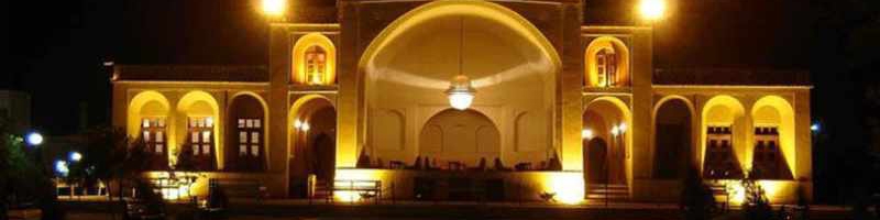 جاهای دیدنی یزد در شب؛ جلوه ای زیبا از شهر بادگیرها بعد از غروب