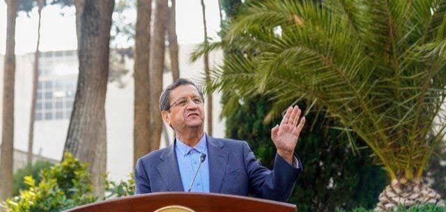 همتی: حفظ ذخایر ارزی مهم‌تر از مداخله مستقیم در بازار است | دالان ارزی تعریف می‌شود