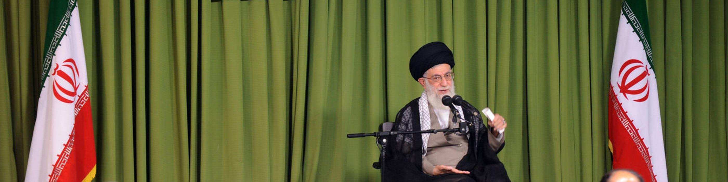 تئوریزه کردن سازش و تسلیم مقابل زورگویان خیانت است