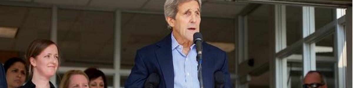 جان کری هنگام ترخیص از بیمارستان با عصا: در مذاکرات با ایران مشارکت خواهم کرد + تصاویر