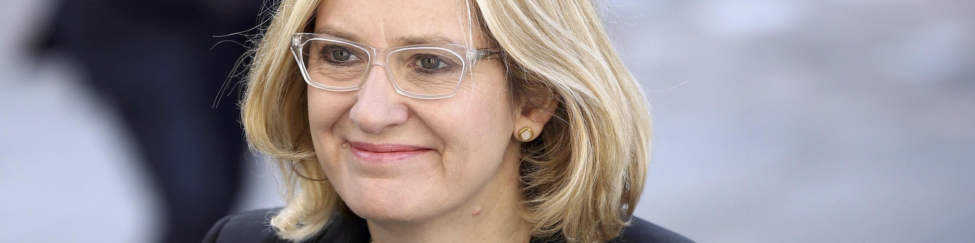 وزیر کشور انگلیس کناره‌گیری کرد