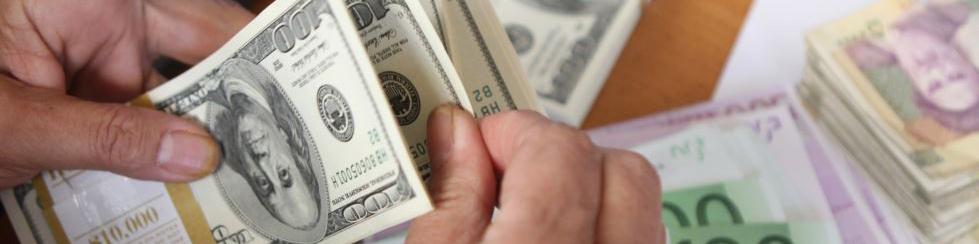 دلار در معاملات جهانی عقب نشست