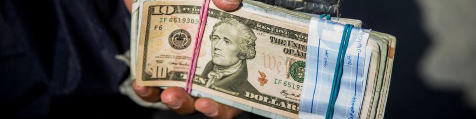 فروش دلار ۱۲۸۰۰ تومانی در صرافی‌های مجاز/ ریزش دلار شروع شد؟