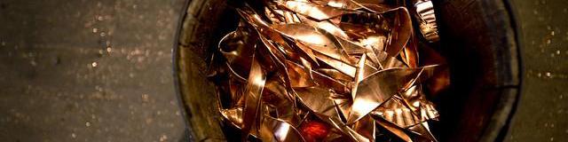 سیر نزولی قیمت فلز سرخ در ماه جاری و رشد موجودی انبارها