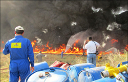 عملیات پاکسازی نفت در شاوور ادامه دارد/ آتشی که نفت به پا می کند