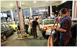 برخورد دولت با کم‌فروشی بنزین در جایگاهها/ کاهش ذخیره بنزین 100 تومانی