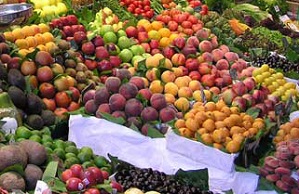بازار سرشار از میوه‌های وارداتی است