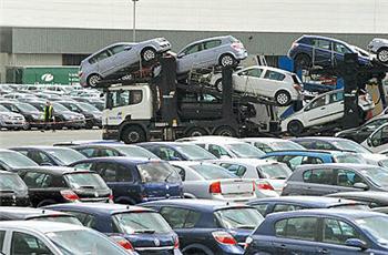 انتقاد شدید از واردات خودرو با ارز مرجع/ خودتحریمی 80 درصد مشکلات است