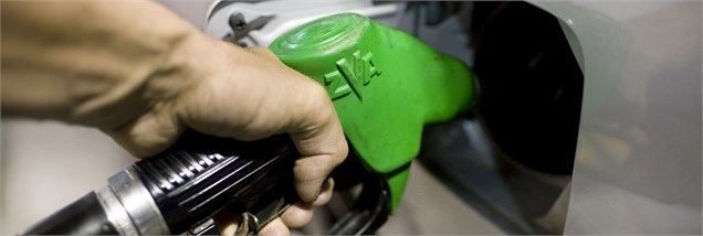 بنزین را تک نرخی و سهمیه‌بندی را لغو کنید/ ادغام کارت‌های بنزین و بانکی