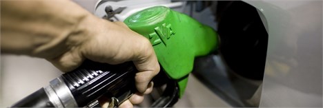 بنزین را تک نرخی و سهمیه‌بندی را لغو کنید/ ادغام کارت‌های بنزین و بانکی