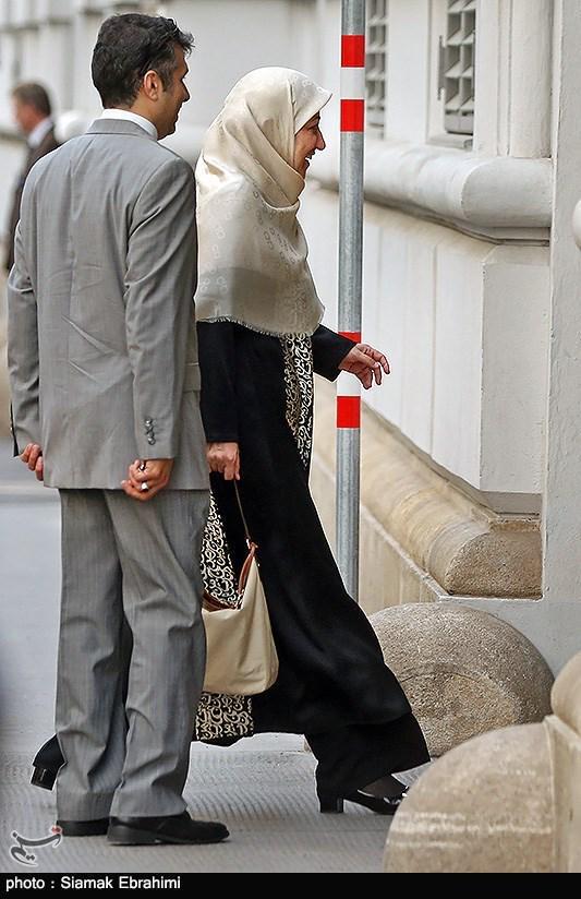 همسر ظریف نیز به محل مذاکرات هسته‌ای در وین وارد شد + عکس