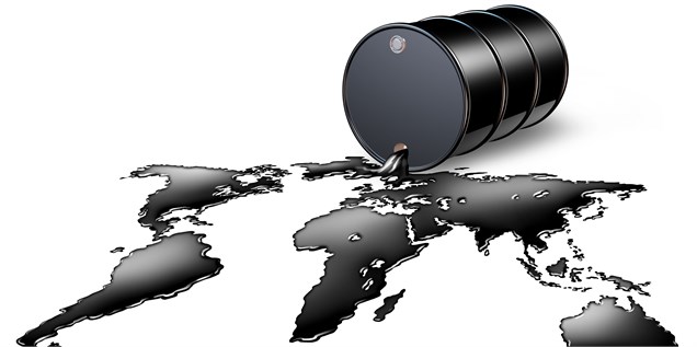 کاهش قیمت نفت با افزایش بهای دلار و نشانه‌هایی از بالا رفتن ذخایر