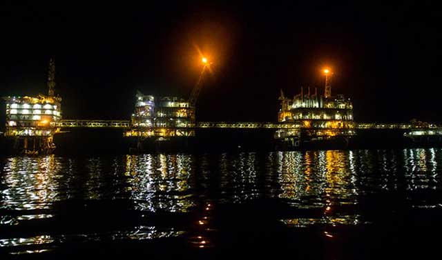 کشور امارات تولید و عرضه نفت خام را کاهش می‌دهد