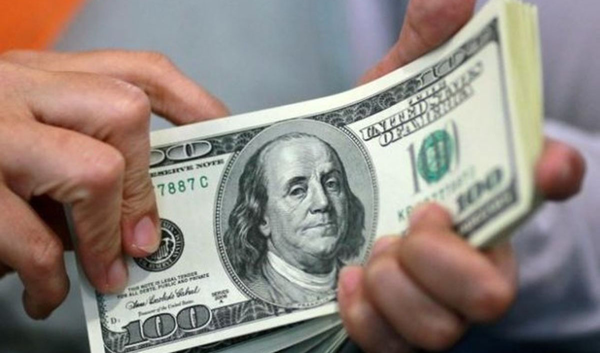 بانک مرکزی پرداخت ۲۰۰۰ دلار ارز سهمیه‌ای را متوقف کند